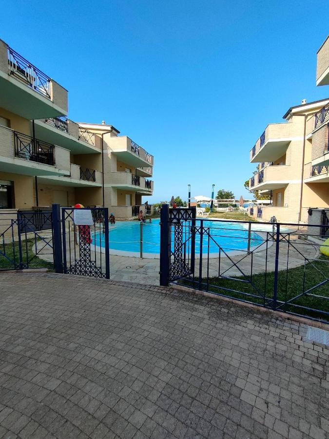 Appartamento con piscina Green Bay Village Pineto Esterno foto